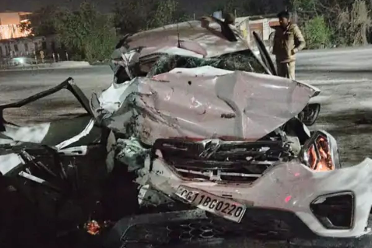 यूपी में भीषण हादसा, ट्रक ने कार को रौंदा, एक ही परिवार के 7 लोगों की मौत