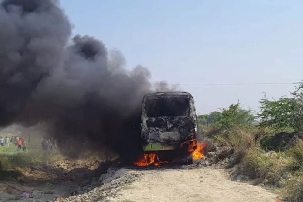 गाजीपुर में घटी बड़ी दुर्घटना, 24 से अधिक लोग जिंदा जले, बस में हाईटेंशन तार छूने से लगी आग, बचाव कार्य जारी | Major accident occurred in Ghazipur, more than 24 people