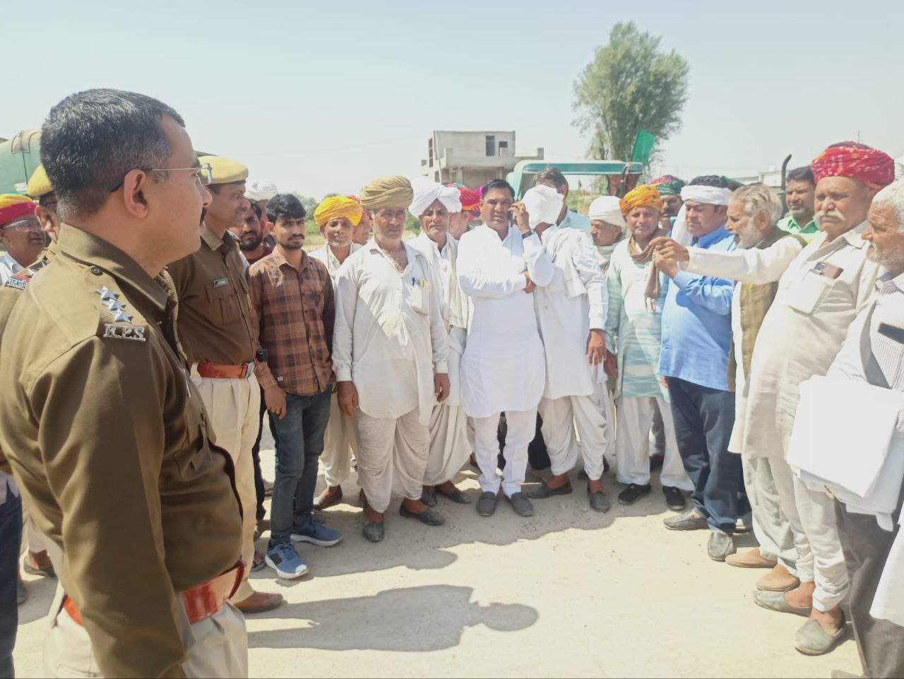 ट्रैक्टर लेकर हाईवे पर पहुंचे किसान, पुलिस ने रोका जयपुर कूच