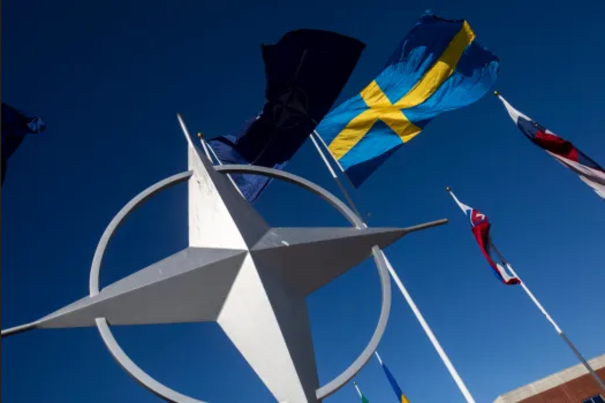 Video: स्वीडन का राष्ट्रीय ध्वज फहराया नाटो मुख्यालय पर