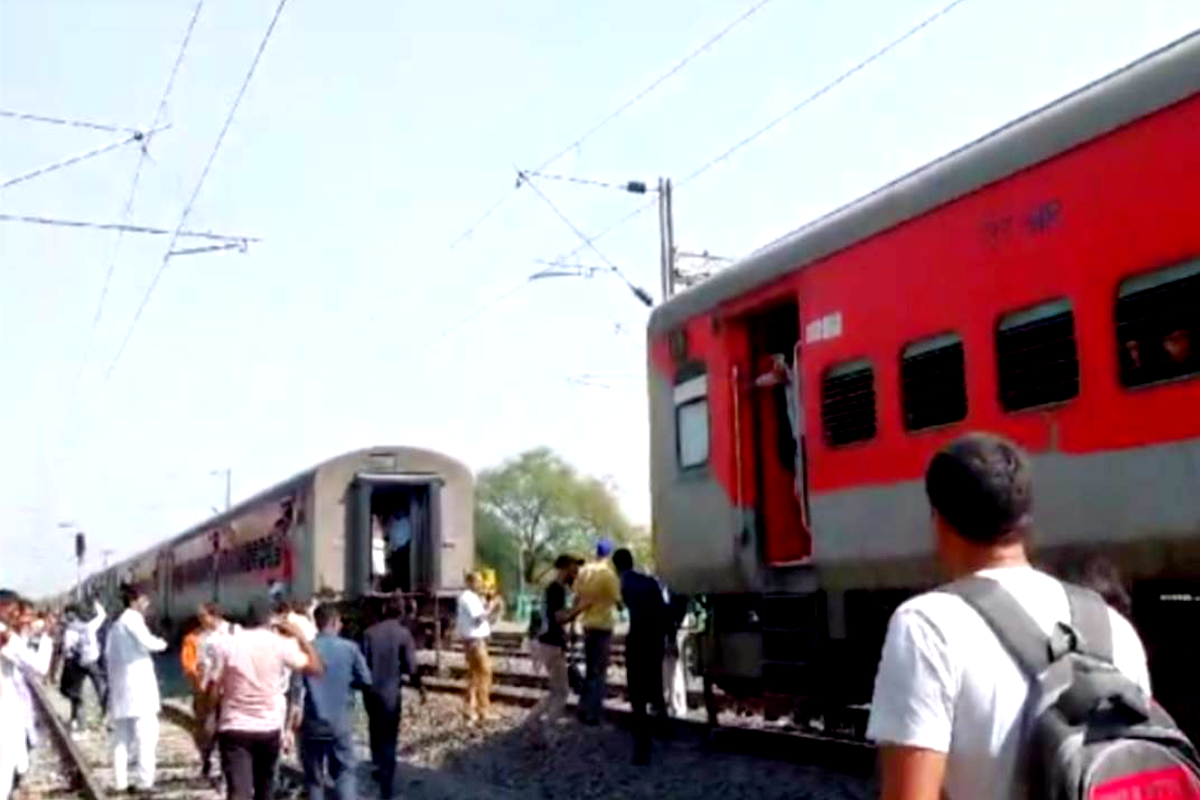 चलती ट्रेन में दो बार अलग हुए डिब्बे, यात्रियों में हड़कंप, बड़ा रेल हादसा टला