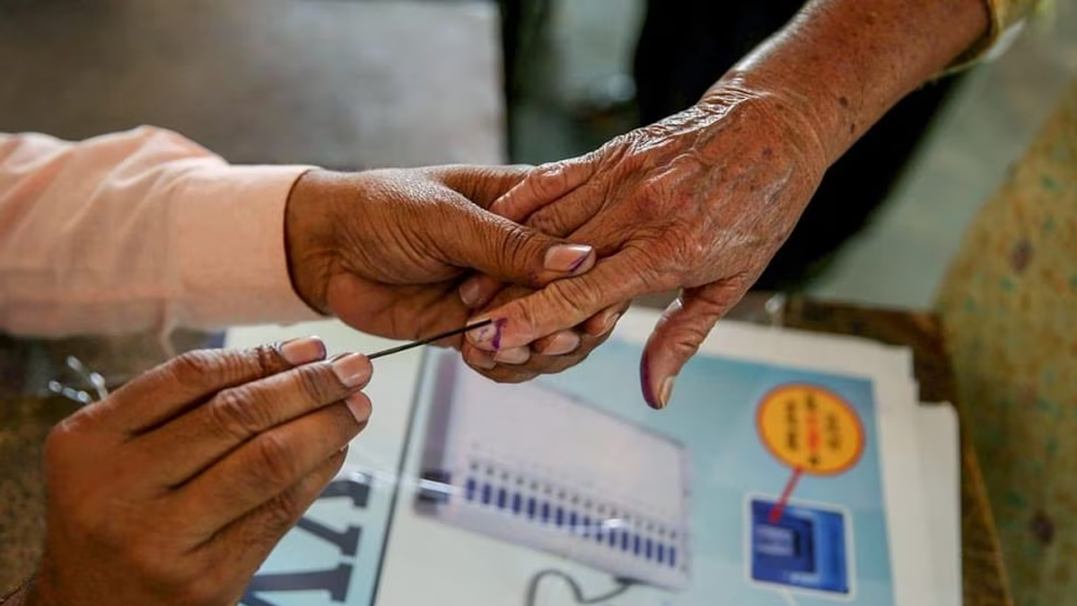 Lok Sabha Elections: मुरादाबाद में मतदान की सुविधा घर तक, चुनावी उत्सव की तैयारियों में जुटा प्रशासन | 19387 voters in Moradabad will be able to cast their vote at home | Patrika News