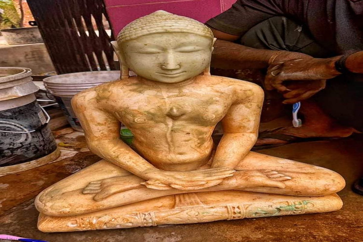 राजस्थान के इस गांव में खुदाई में निकली प्राचीन मूर्ति, पढिए पूरी खबर