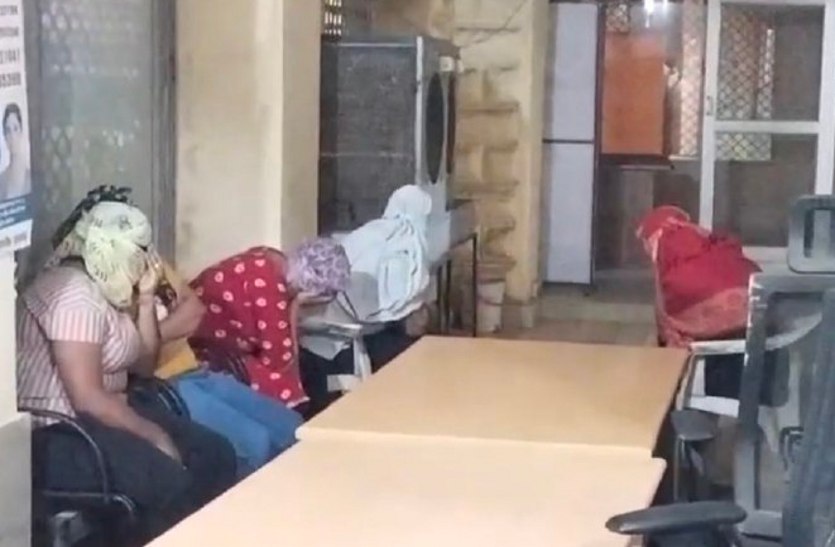 Video: हैप्पी स्पा सेंटर में पुलिस ने की छापेमारी, आपत्तिजनक हालत में मिले युवक-युवती