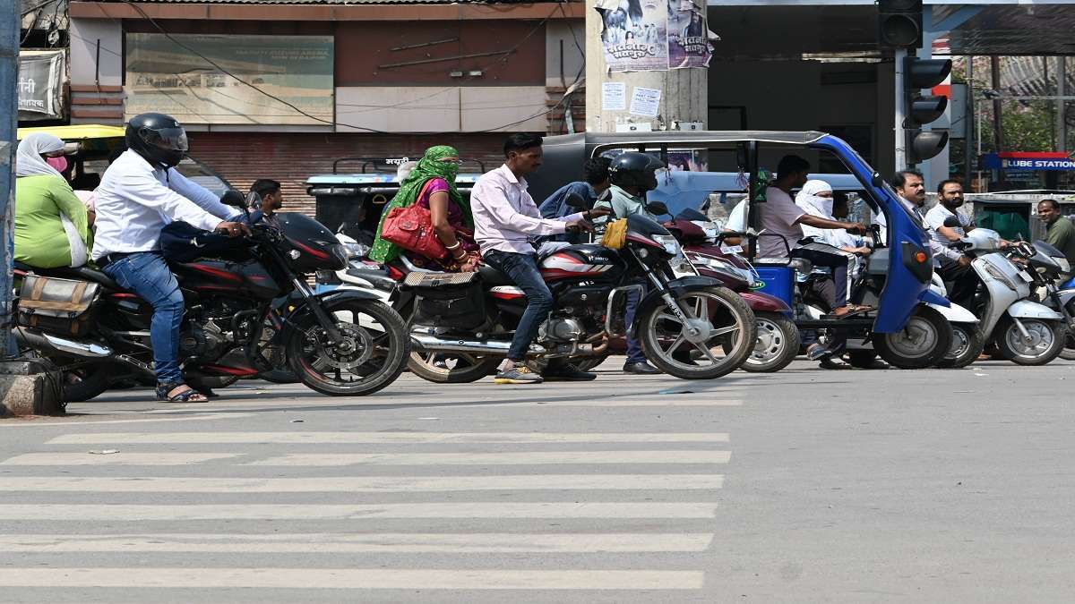 Raipur Traffic: ये लापरवाही ले सकती है जान, देख रहा कैमरा, तस्वीरों में देखें कहीं आप तो नहीं...