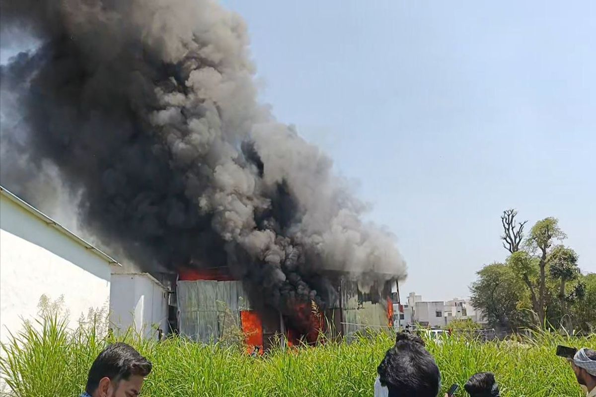 Fire in cooler warehouse: कूलर के गोदाम में लगी आग, एक घंटे बाद  पाया काबू