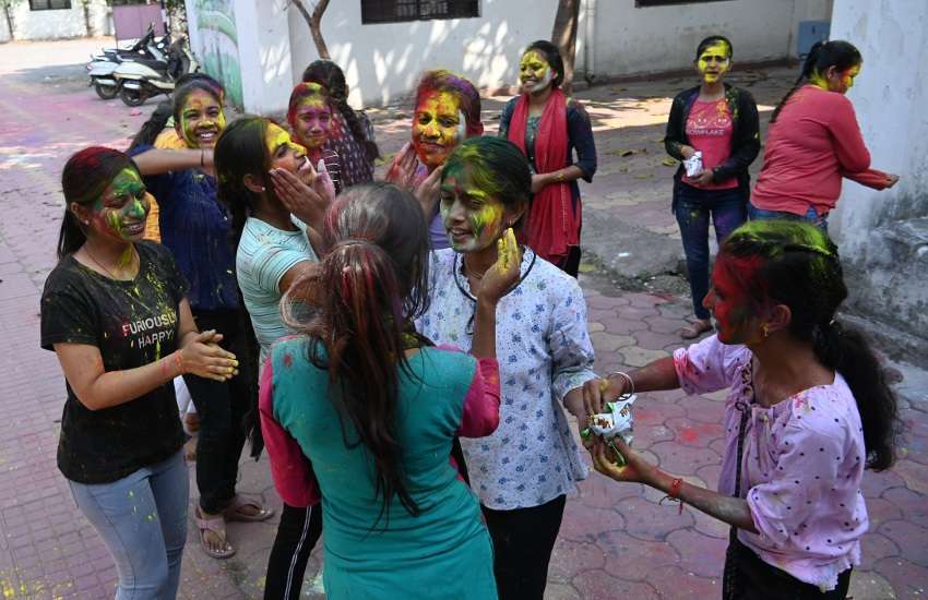 रायपुर@शहर के राधाबाई कन्या महाविद्यालय में छात्राएं होली खेल रही थी।