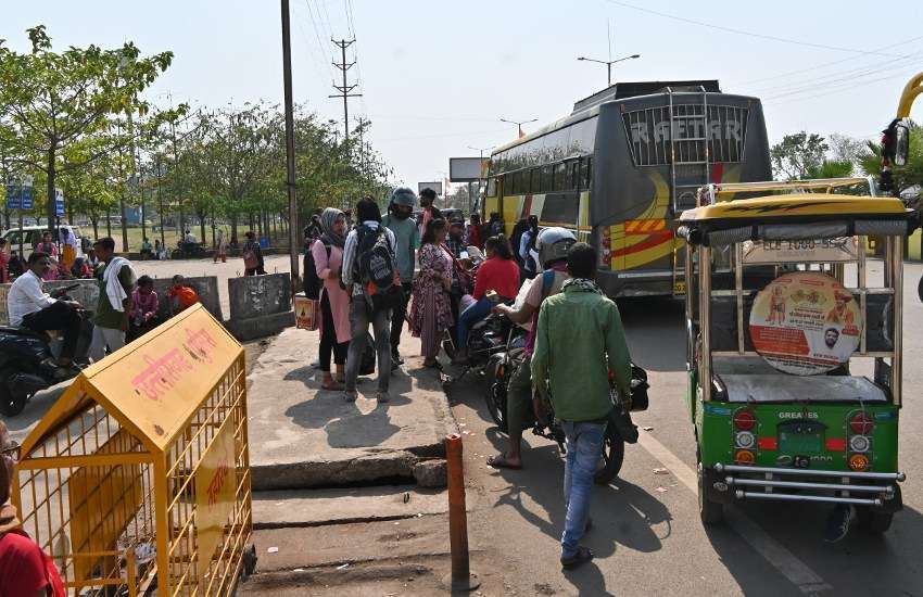 रायपुर@राजधानी के आईएसबीटी भाठागांव में यात्रियों की भारी भीड़ थी।