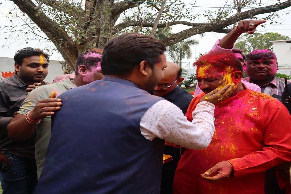 Happy Holi: होलिया में उड़े रे गुलाल... परिवार वालों को CM विष्णु देव साय ने लगाया अबीर-गुलाल, देखें PHOTOS