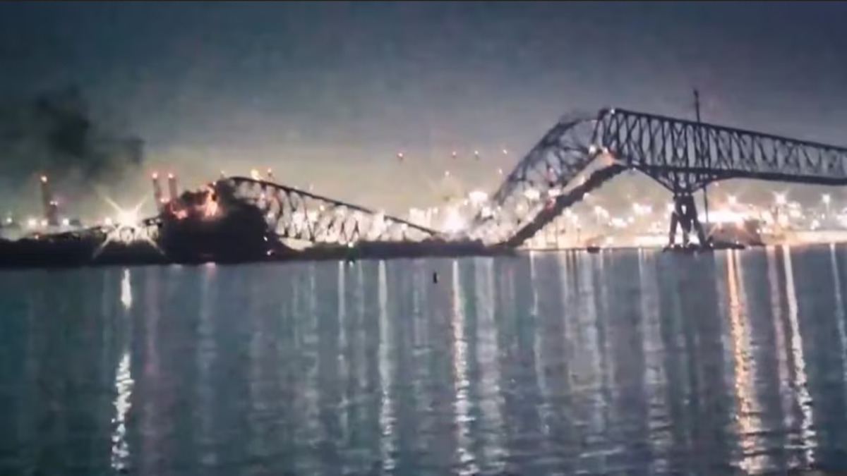 Video: अमेरिका में शिप की टक्कर से गिरा पूरा पुल