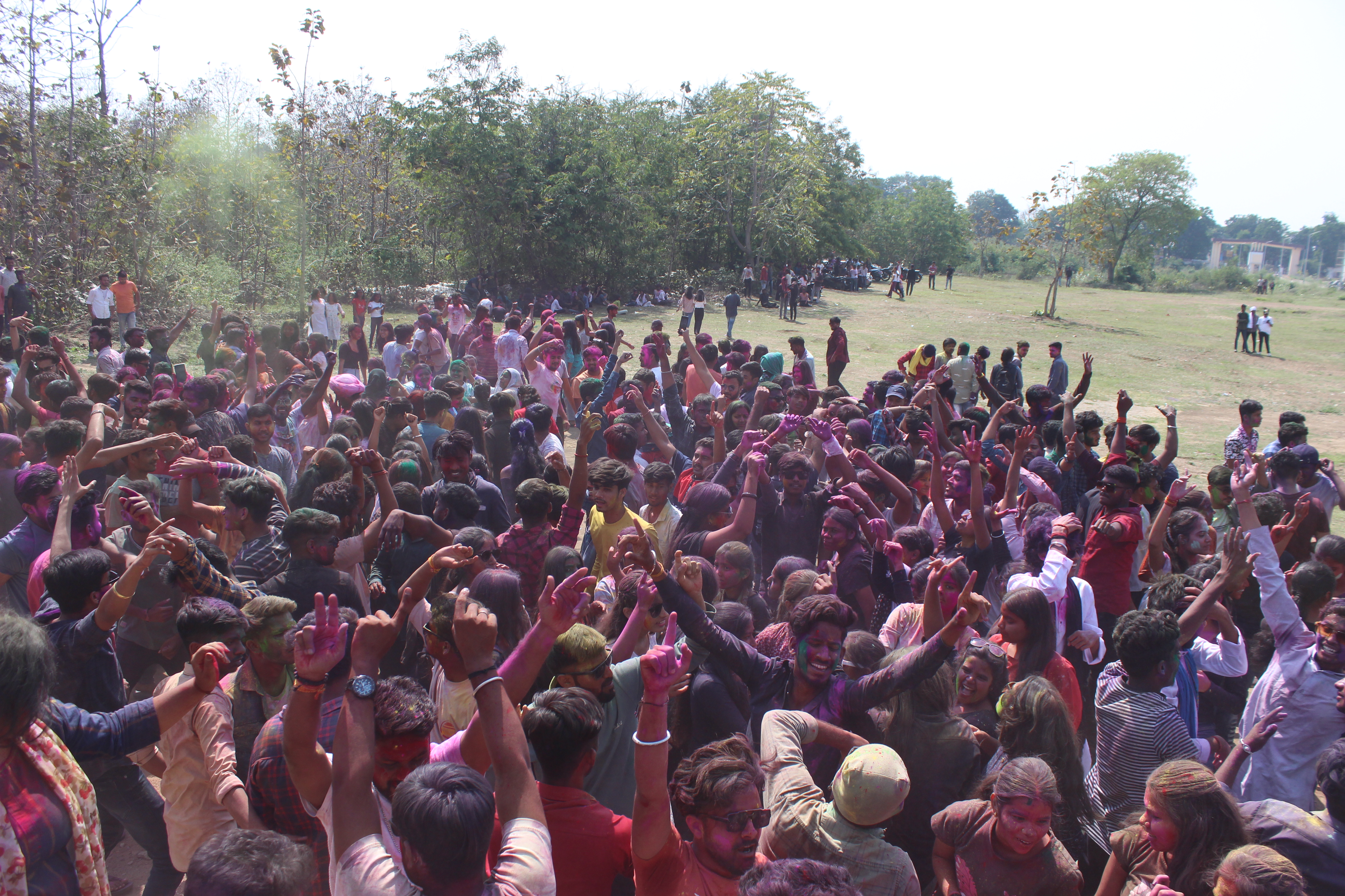 अटल बिहारी वाजपेयी विश्वविद्यालय में छात्र-छात्राओं ने जमकर होली खेली