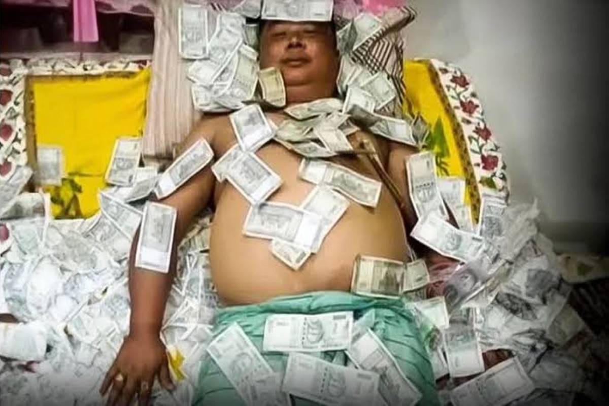 Lok Sabha Elections 2024 से पहले नोटों के साथ लेटा दिखा ये नेता, सोशल  मीडिया पर वायरल हुई तस्वीरें | viral Assam Benjamin Basumatry was seen  lying with notes before Lok Sabha