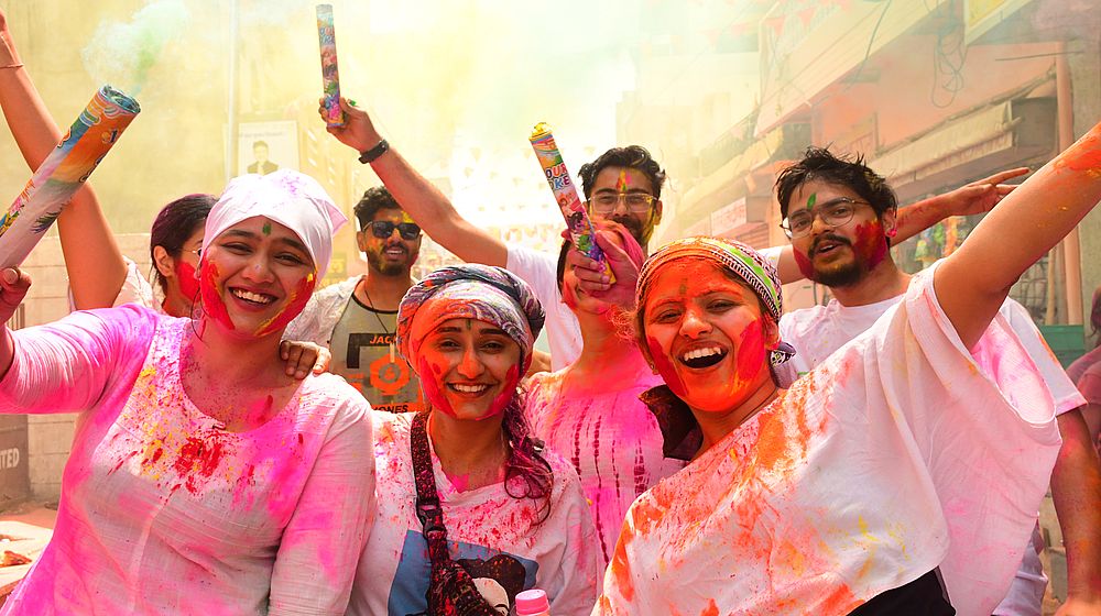 Holi festival Pushkar: सतरंगी रंगों से नहाया पुष्कर, जमकर खेली विदेशी पर्यटकों ने होली...देखे विडियो