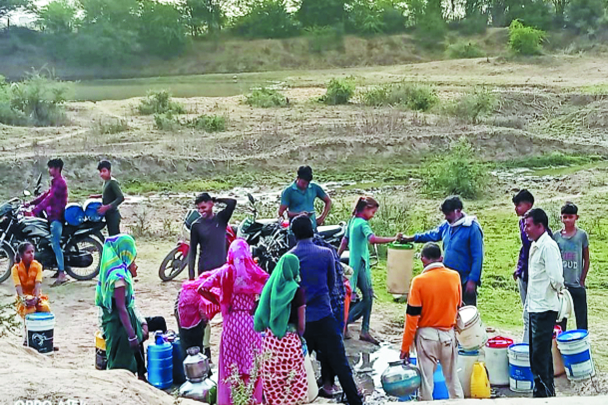 बीसलपुर बांध ओर बनास के किनारे गांवों में पेयजल संकट, ग्रामीण दूर-दराज से ला रहे है पानी