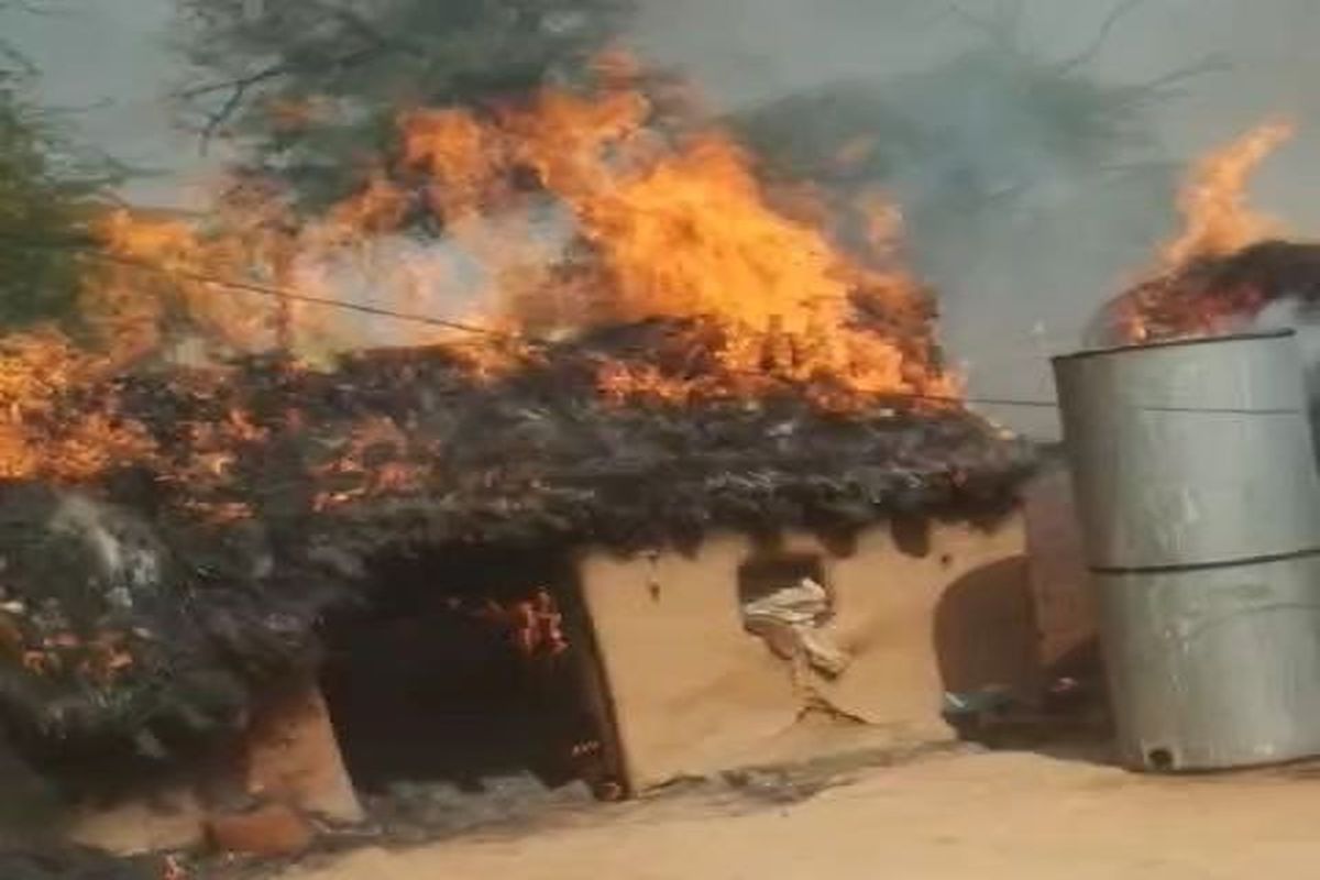 आग से तीन कच्चे घर जलकर हुए खाक, मुश्किल से पाया आग पर काबू