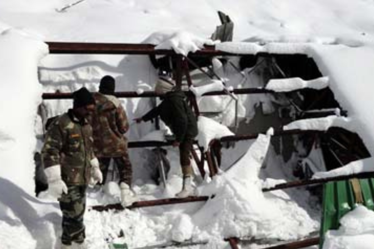 JK: कश्मीर घाटी में हाईअलर्ट, चार जिलों में हिमस्खलन की चेतावनी