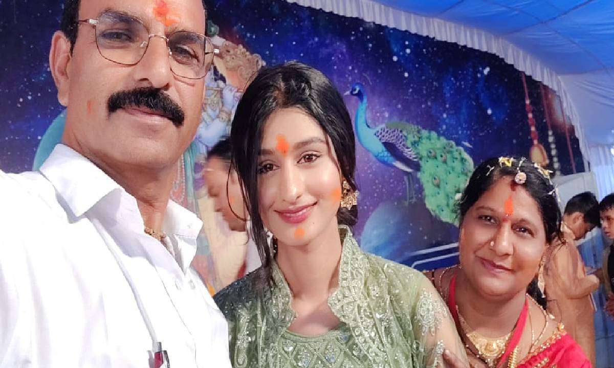 payal_with_parents.jpg