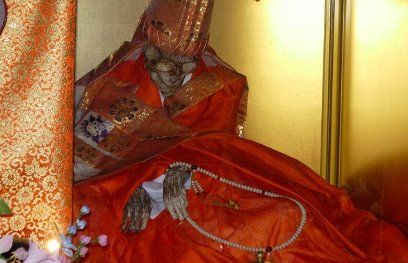 अनोखी है यहां की परंपरा, जिंदा आदमी खुद को बनाता है ममी