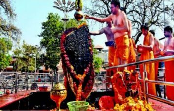 Shani Dev's biggest tample is situated in Shingnapur शिंगणापुर में है शनिदेव का सबसे बड़ा मंदिर