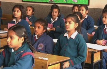 students अब डायनिंग टेबल पर मध्यान्ह भोजन करेंगे बच्चे