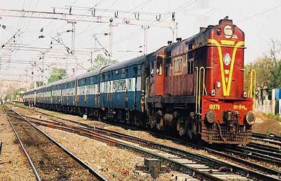 train नागदा में सवा घंटे रोकी पंजाब मेल, स्टेशन अधीक्षक के कक्ष में घुसे यात्री