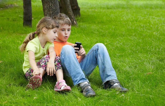 Kids playing on mobile बच्चों को स्मार्ट बनाते हैं मोबाइल गैजेट्स