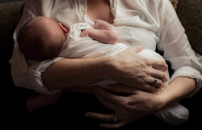 Breastfeeding जब मांगे तब स्तनपान कराएं तो बच्चा रहेगा हैल्दी