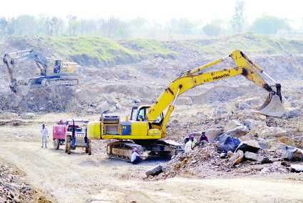 satna दीघा रेल सह रोड प्रोजेक्टः बाधा बन रही चिमनियों को गिराया