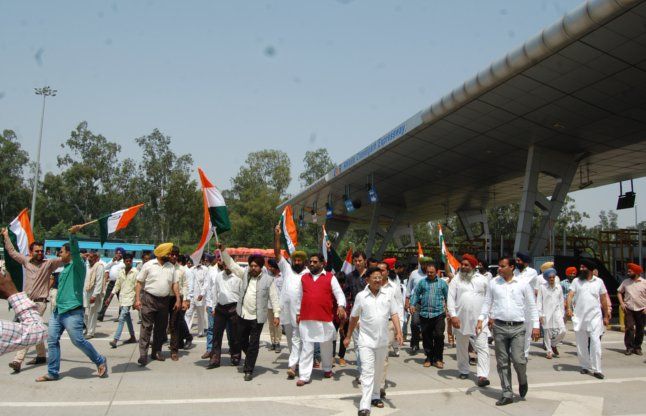 toll free एंटी टेरोरिस्ट फ्रंट ने चंडीगढ़-दिल्ली टोल प्लाजा पर किया प्रदर्शन