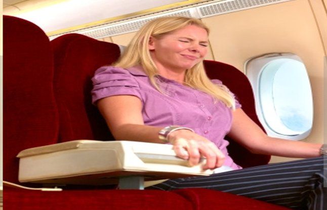travel प्लेन में सफर करने से लगता है डर, तो ध्यान रखें यह बातें