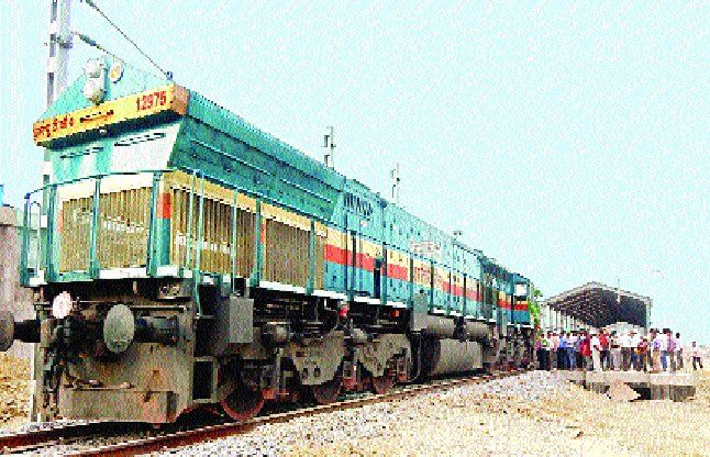 the first time in Mdwa rail line ran the engine मड़वा रेल लाइन पर पहली बार दौड़ा इंजन