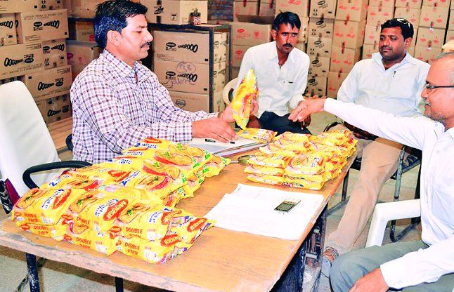 Jalore photo मैगी नूडल्स के नमूने लिए
