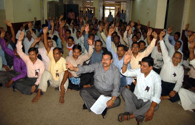 strike कुलपति दफ्तर के सामने कर्मचारियों ने किया मौन प्रदर्शन, अब करेंगे हड़ताल