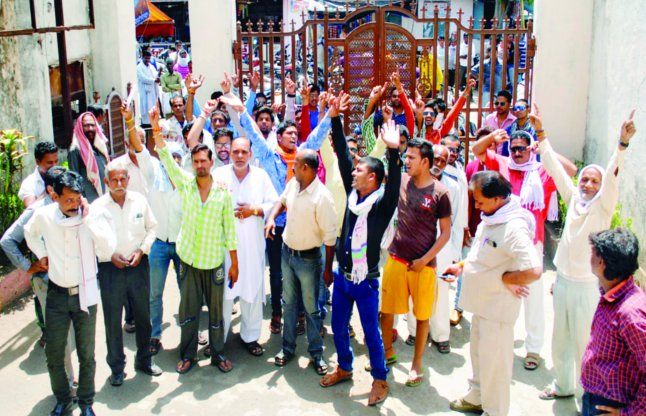 Sehore news सीएमओ की खाली कुर्सी को पहनाई माला, टेबल पर ज्ञापन