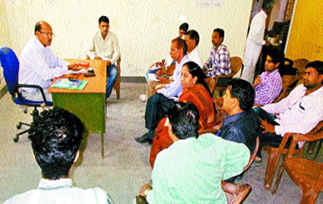Karauli photo सड़क सीमा में नहीं लगाएं पोल