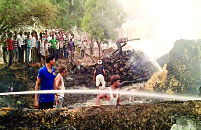 Dholpur news पैंतीस घरों में लगी आग