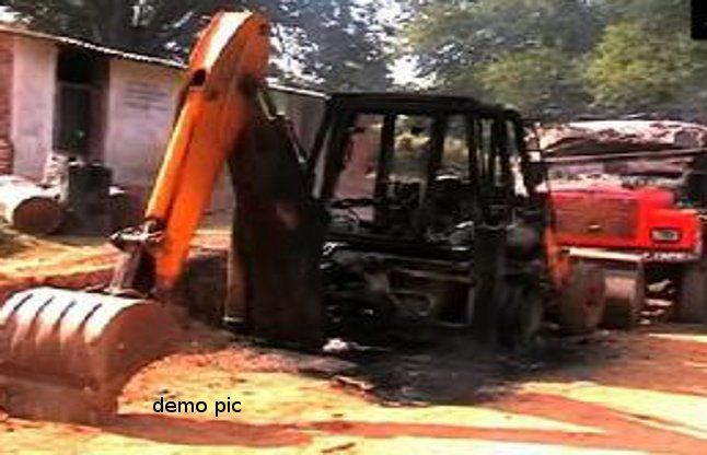 Bastar Maoist violence बारूद की तलाश में माओवादी पहुंचे क्रशर प्लांट, पोकलेन को फूंका