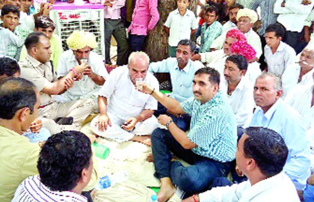 Jalore photo आश्वासन पर विधायक का धरना समाप्त