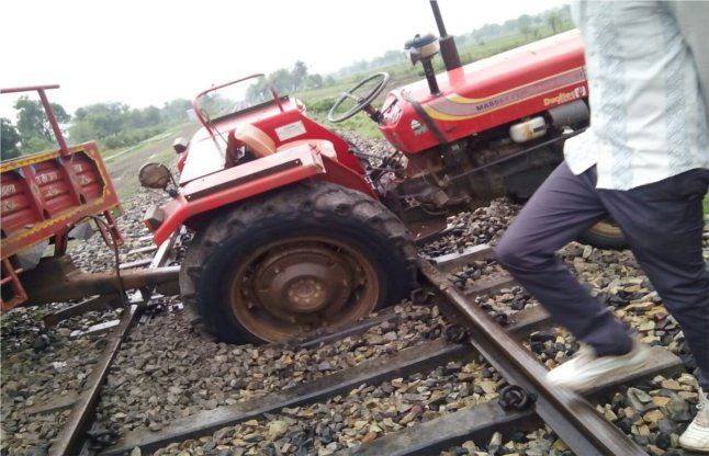 neemuch जब रेलवे ट्रैक पर फंसा ट्रैक्टर, सामने से आ रही थी ट्रेन