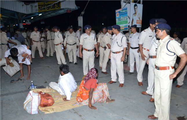 police checking एसपी, एएसपी, 15 टीआई सहित सौ जवानों ने जांची ट्रेन