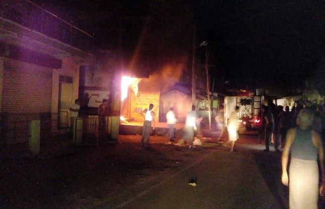 fire in the shop दुकान में लगी भीषण आग में फंसे दंपती की पड़ोसियों ने बचाई जान