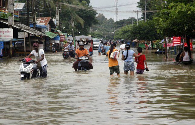 flood बारिश और बाढ़ से असम बेहाल, अब तक 61 की मौत