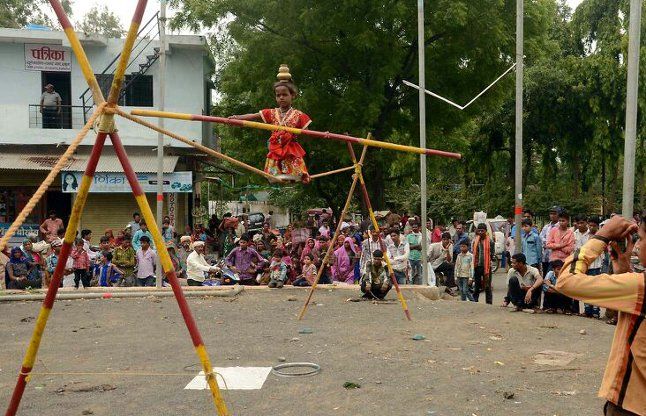 baby विश्व आदिवासी दिवस: रोंगटे खड़े करते हैं इस मासूम के करतब