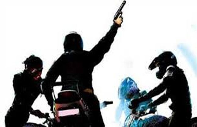 young men looting कट्टे का बट मारकर रूपयों से भरा बैग लूटा