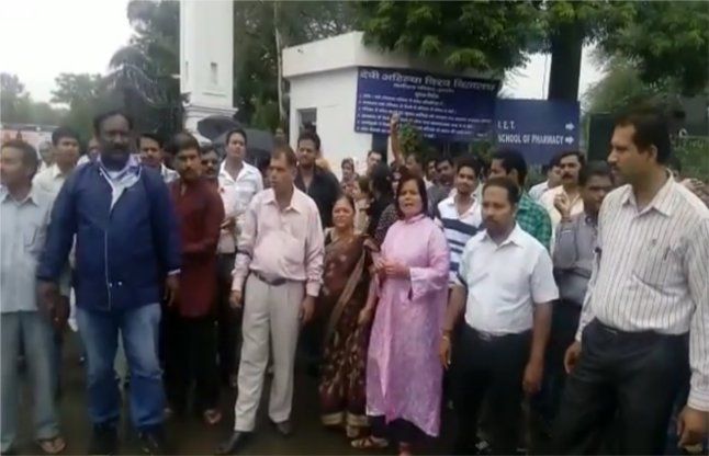 protest कुलपति ने सिर्फ अपने हित साधे, कर्मचारियों ने किया विरोध
