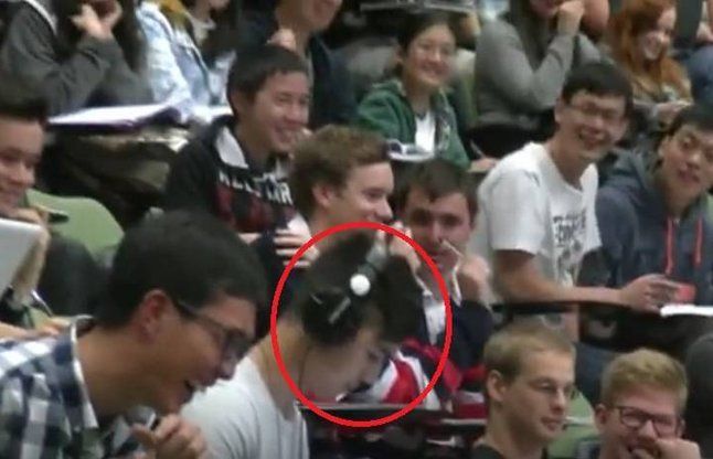 student caught watching porn in class छात्र देख रहा था पोर्न, क्लास में गूंजने लगी आवाजें, देखें Video