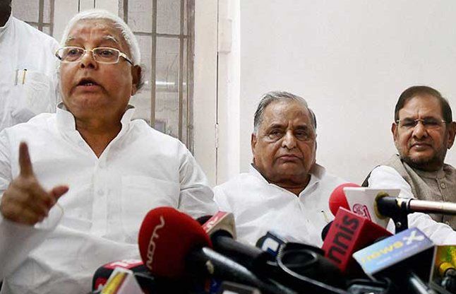 lalu yadav,sharad yadav, mulayam BJP के खिलाफ महागठबंधन बनाने में जुटे लालू, पटना में बुलाई रैली