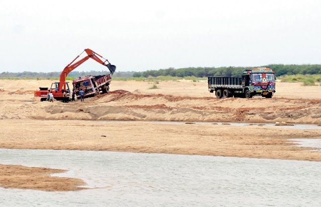 Sand Excavation रेत माफियाओं पर पुलिस की कार्रवाई, 6 ट्रक जप्त