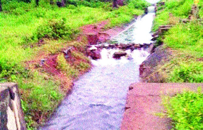 canal shackled to stop water अरे...यहां तो नहर को ही बांध देते हैं लोग