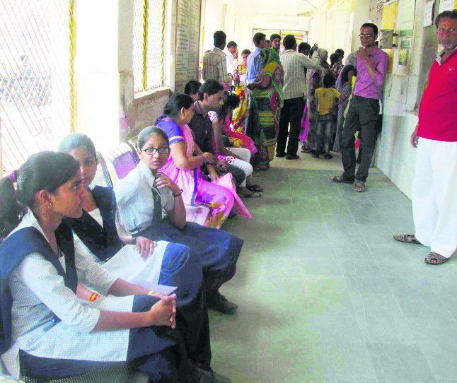 patient waiting for doctor डॉक्टरों की लेटलतीफी से परेशान हो रहे मरीज